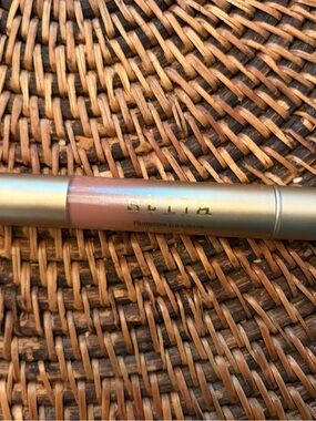 Stilla Plumping Lip Glaze in Brilliant Leves a Repelpant Color Full Size